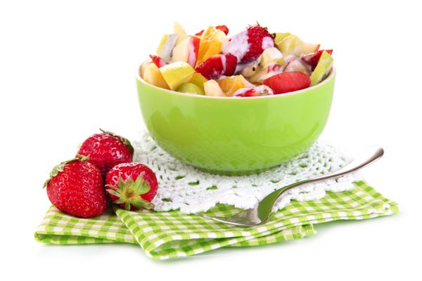 سالاد میوه مفید از میوه های تازه و انواع توت ها در کاسه جدا شده