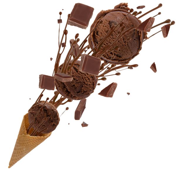 بستنی شکلاتی با قاشق در حرکت
