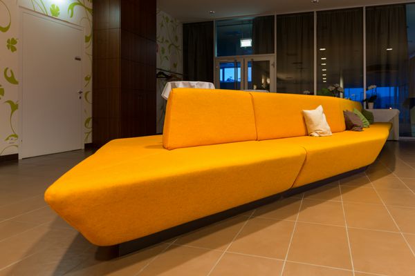 چشم انداز مبل بزرگ زرد نارنجی در لابی هتل