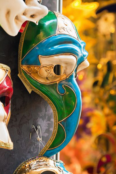 ماسک های رنگارنگ سنتی ونیزی در فروشگاه سوغاتی ونیز آی تی