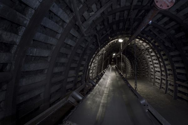 ماشین آلات معدن زغال سنگ نوار نقاله در تونل زیرزمینی