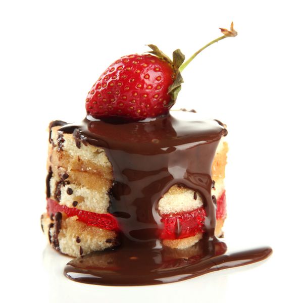 کیک بیسکویتی خوشمزه با شکلات و توت جدا شده روی سفید