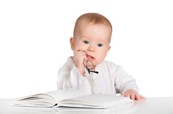 کودک خنده دار در حال خواندن کتاب جدا شده در پس زمینه سفید