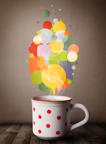 فنجان چای با حباب های گفتاری رنگارنگ