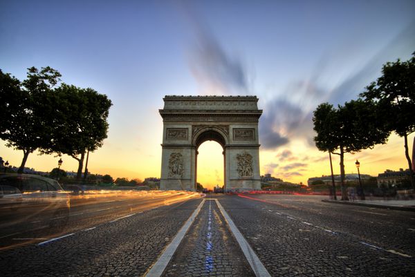 طاق پیروزی در غروب خورشید پاریس