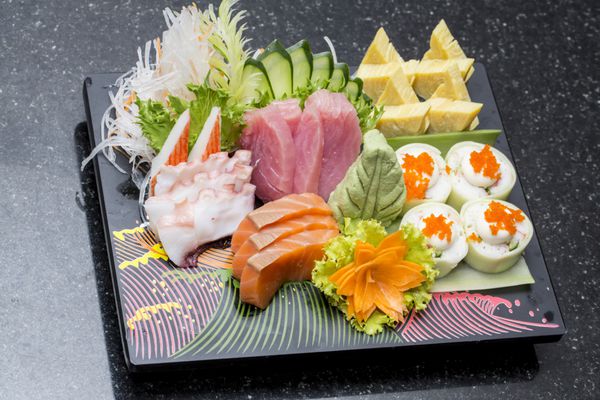 ست ساشیمی با ماهی سالمون میگو ماهی تن ماهی مرکب و سوشی
