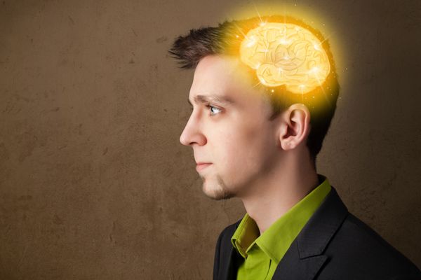 مرد جوان در حال تفکر با تصویر مغز درخشان