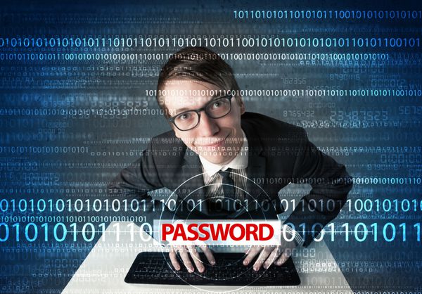 هکر گیک جوان در حال سرقت رمز عبور
