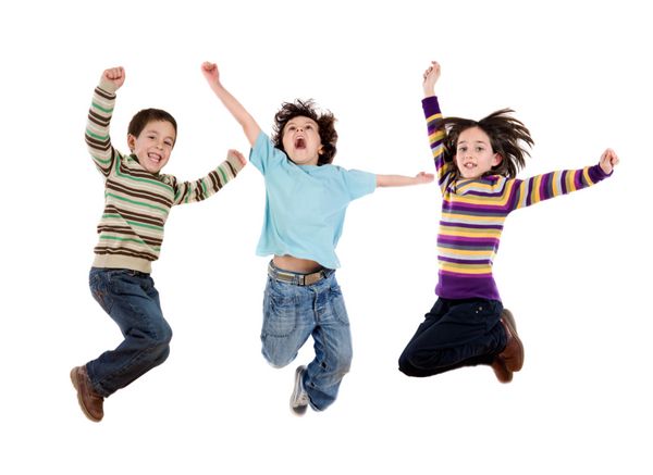 سه کودک شاد در حال پریدن همزمان
