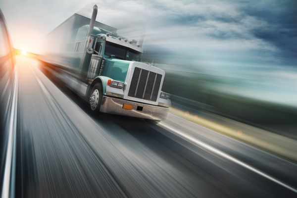 سرعت کامیون آمریکایی در بزرگراه حرکت تار