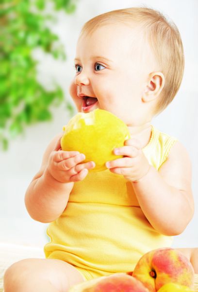 بچه کوچولو در حال خوردن سیب