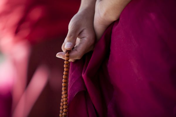 مهره های نماز در دست راهب