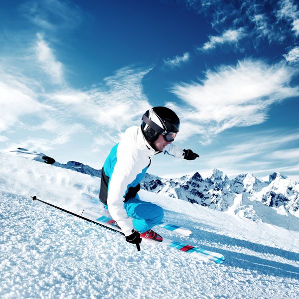 اسکی باز در کوه پیست آماده شده