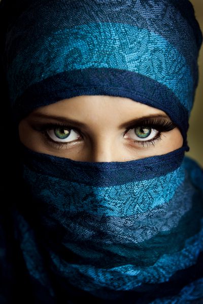 زن جوان عرب با حجاب با چشمان آبی