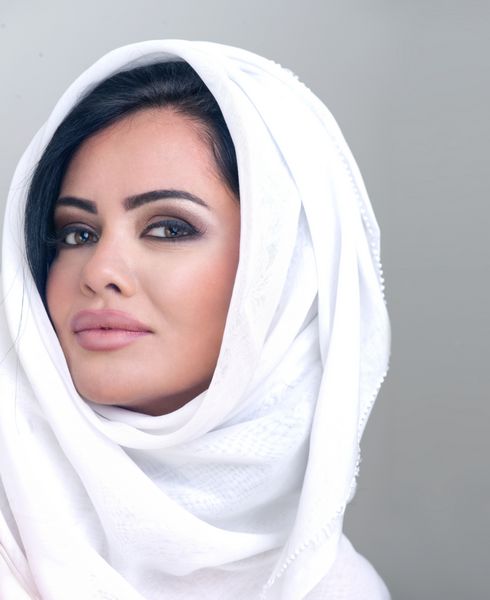 پرتره یک بانو زیبا با حجاب