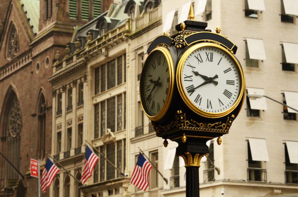 ساعت عتیقه و صحنه خیابان منهتن