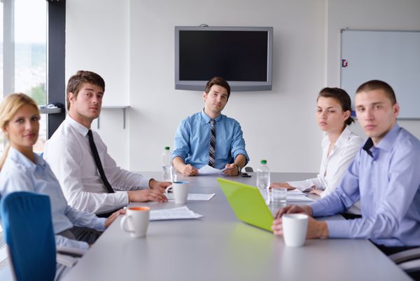 افراد تجاری در یک جلسه در دفتر