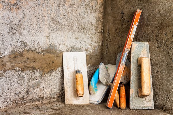 ابزار سنگ تراشی کثیف در یک ساخت و ساز ناتمام