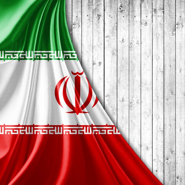 پرچم ایران و زمینه چوب