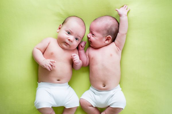 دوقلوهای خنده دار برادران نوزادان دراز کشیدن روی سبز