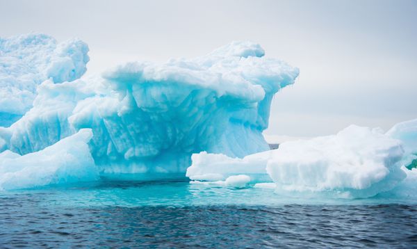 کوه یخ سفید در قطب جنوب