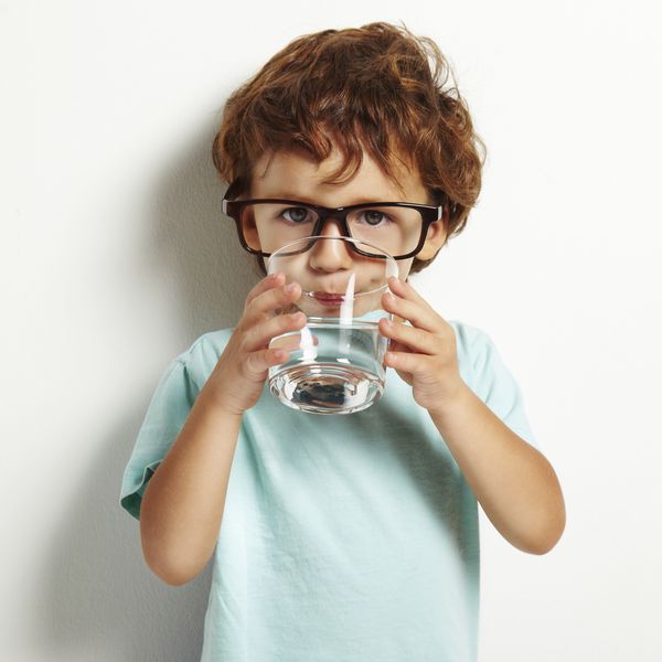 پرتره پسر در حال نوشیدن لیوان آب جدا شده به رنگ سفید