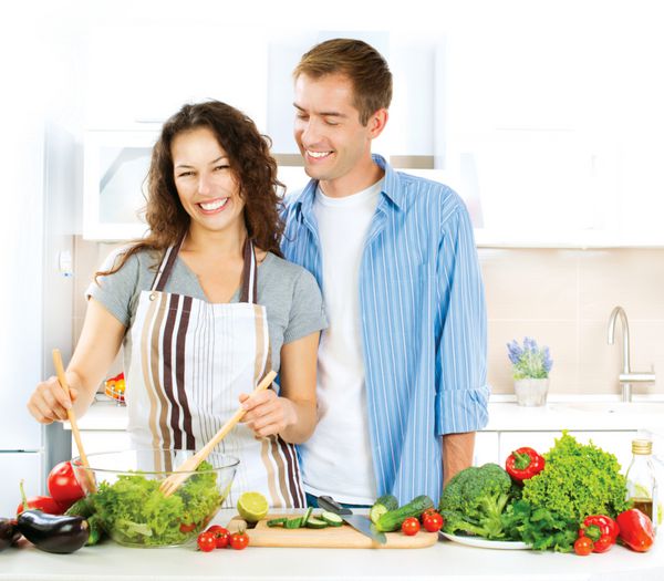 زوج خوشبخت با هم آشپزی می کنند رژیم گرفتن غذای سالم