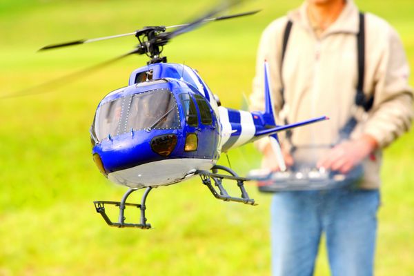 خلبانی هلیکوپتر رادیویی با کنترل از راه دور