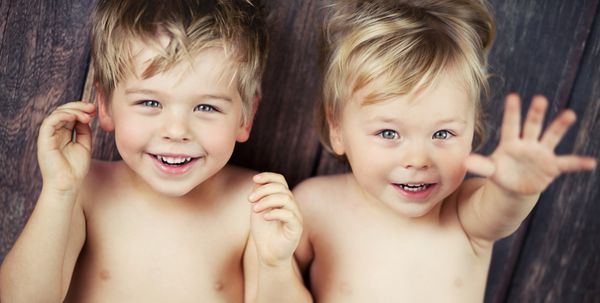 دو پسر کوچک در حال لبخند زدن به دوربین