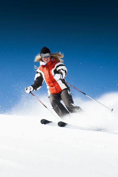 دختر در اسکی