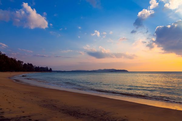 غروب خورشید در ساحل Khao Lak در تایلند