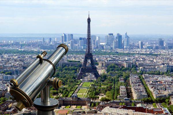 بیننده تلسکوپ و خط افق شهر در طول روز پاریس فرانسه