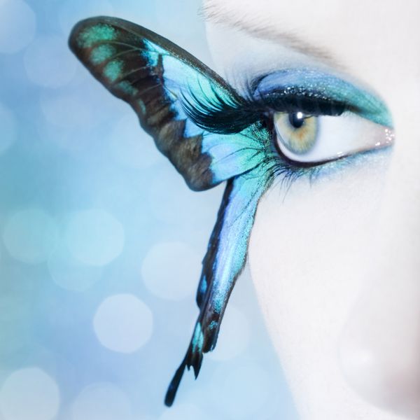 چشم زن زیبا از نزدیک با بال های پروانه