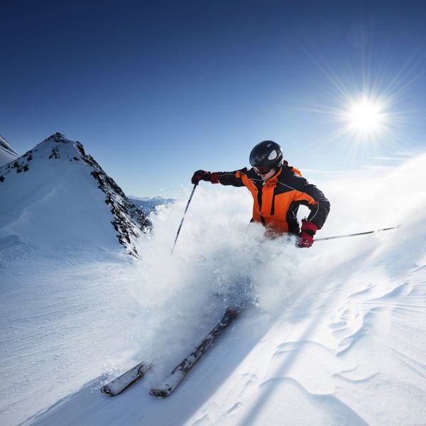 اسکی باز در کوه های مرتفع