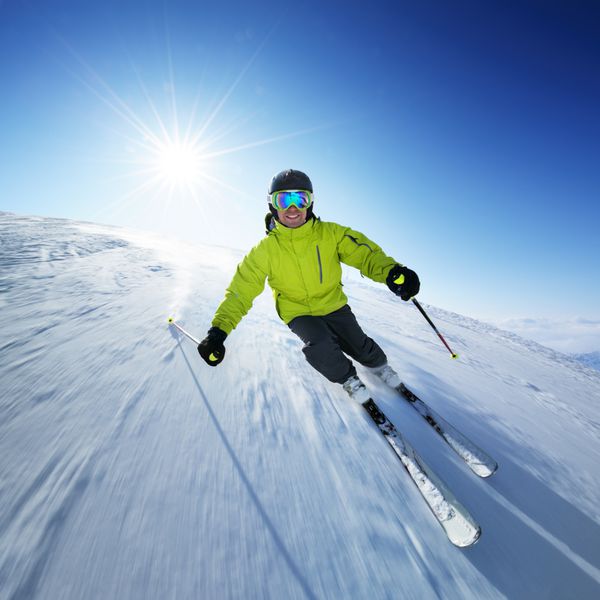 اسکی باز در پیست در کوه های مرتفع