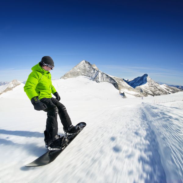 اسنوبرد سوار در پیست در کوه های مرتفع