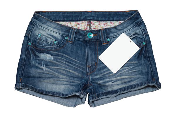 شلوار جین کوتاه با برچسب قیمت