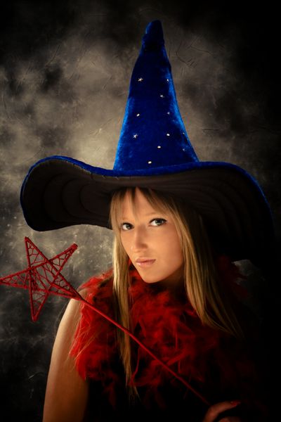 دختر نوجوان با کلاه و عصای جادوگر