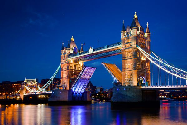 پل برج در لندن انگلستان در شب