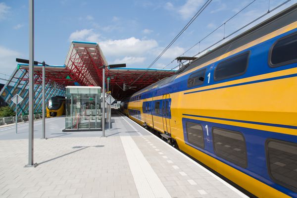 قطاری از ایستگاه مرکزی لیلیستاد هلند در حال ترک است