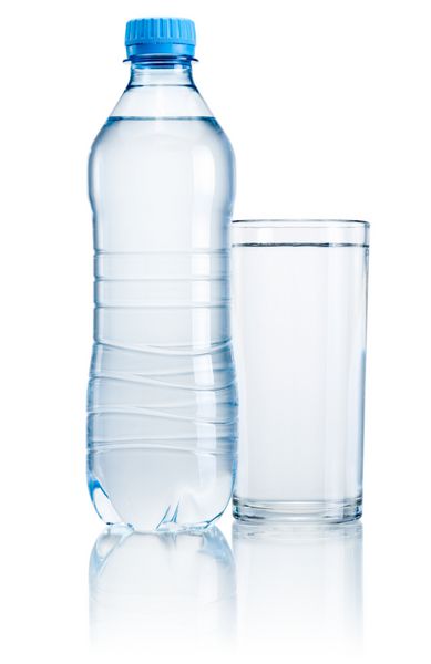 بطری پلاستیکی و لیوان آب آشامیدنی ایزوله شده روی bac سفید