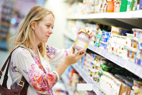 زن در خرید لبنیات شیر