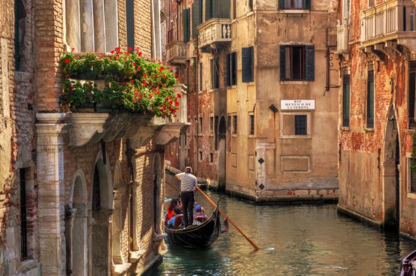 ونیز ایتالیا گوندولا در یک کانال عاشقانه