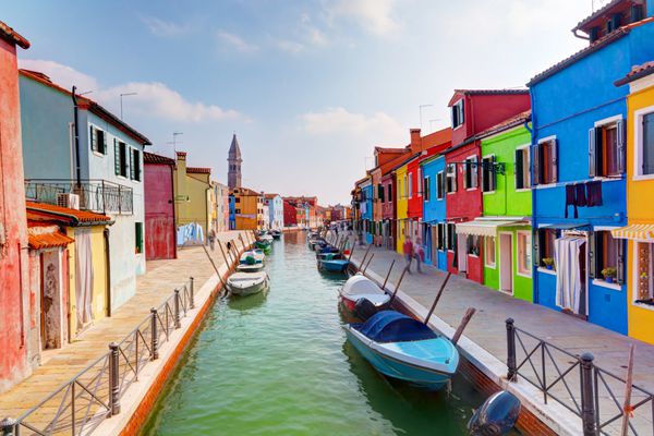 خانه ها و کانال های رنگارنگ در جزیره بورانو نزدیک ونیز ایتالیا