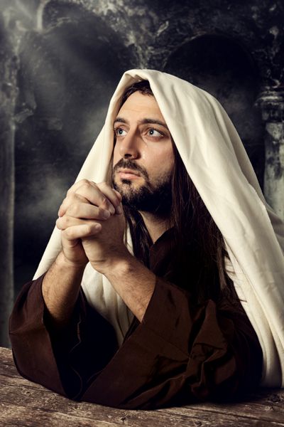 عیسی دعا می کند و در حالی که گریه می کند به آسمان نگاه می کند