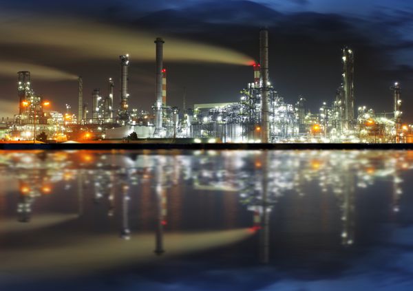 پالایشگاه نفت در شب