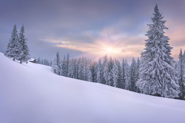 چشم انداز زیبای زمستانی در کوهستان غروب آفتاب