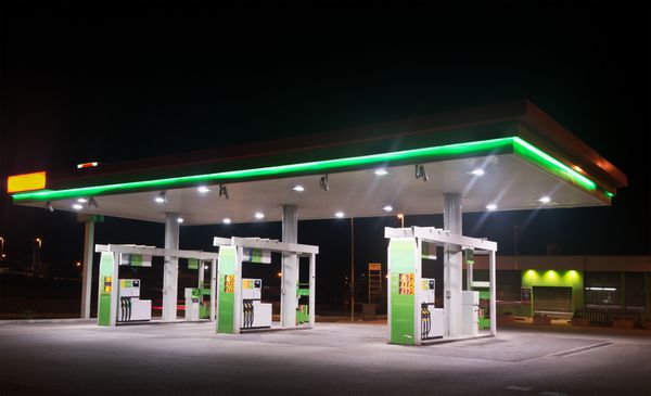 پمپ بنزین در شب
