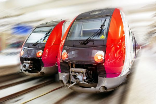 قطار مسافربری سریع مدرن اثر حرکتی