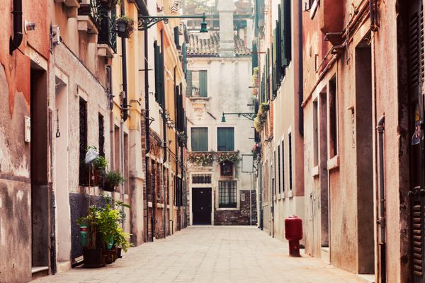 خیابانی باریک و قدیمی در ونیز ایتالیا